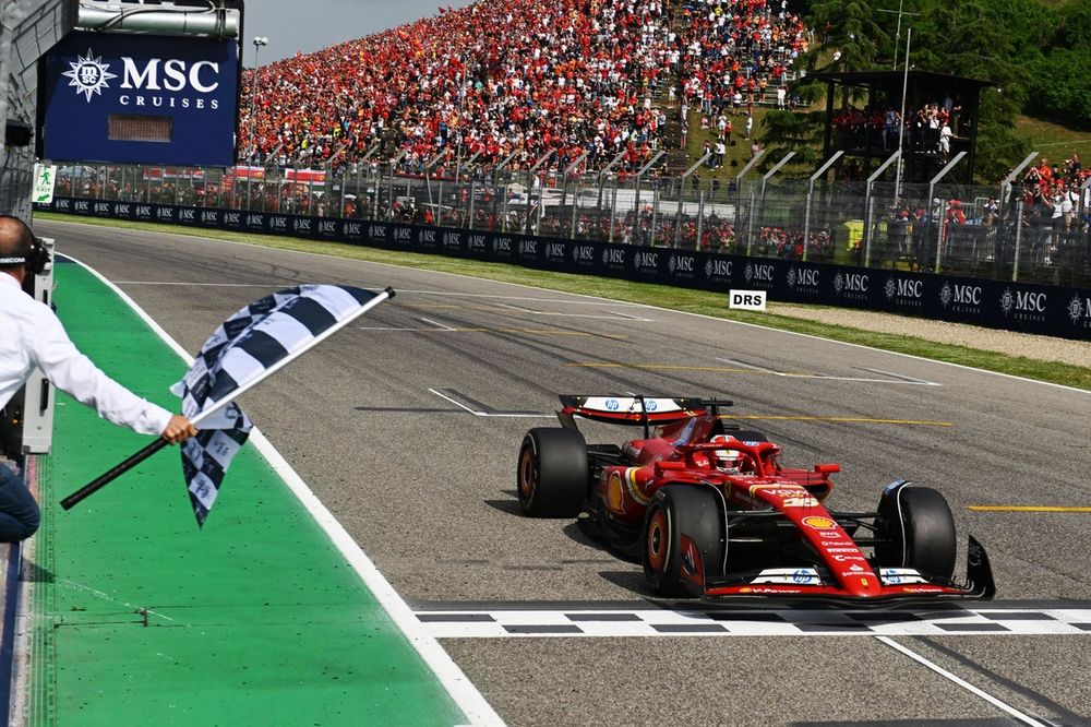 Charles Leclerc, Ferrari SF-24,  pasa por la bandera a cuadros