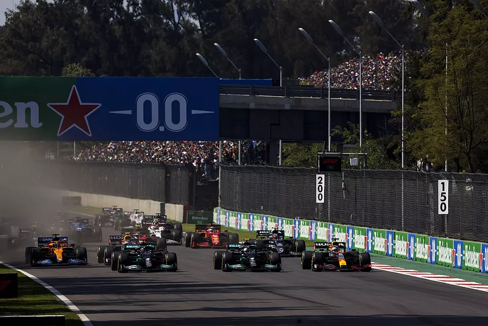 Max Verstappen, Red Bull Racing RB16B, devant Lewis Hamilton, Mercedes W12, Valtteri Bottas, Mercedes W12, Daniel Ricciardo, McLaren MCL35M, Sergio Perez, Red Bull Racing RB16B, et le reste du peloton au d&eacute;part