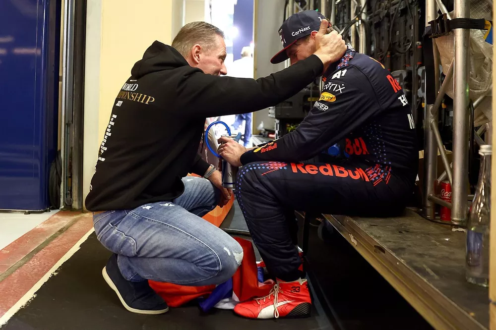 Le vainqueur et Champion du monde Max Verstappen, Red Bull Racing, avec son p&egrave;re Jos Verstappen