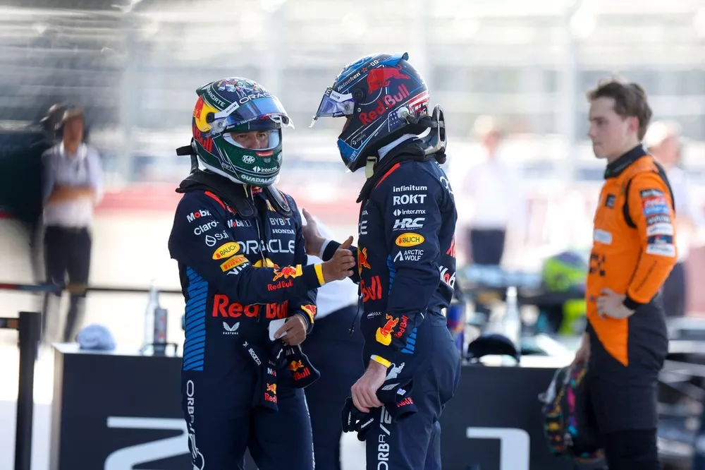 Sergio P&eacute;rez, Red Bull Racing, felicita al hombre de la pole Max Verstappen, Red Bull Racing, en el Parc Ferme tras la clasificaci&oacute;n
