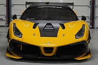 Ładniak wsiada do Ferrari