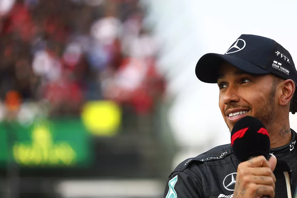 Lewis Hamilton, Mercedes AMG, 2&ordf; posici&oacute;n, es entrevistado en Parc Ferme