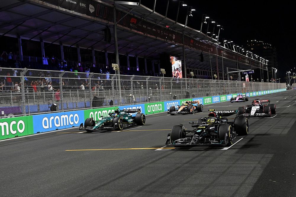 Lewis Hamilton, Mercedes F1 W14, Fernando Alonso, Aston Martin AMR23, Nyck de Vries, AlphaTauri AT04, others practice their start procedures at the end of FP2