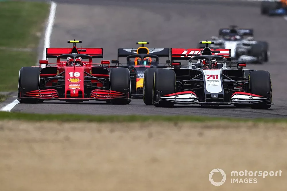 Kevin Magnussen, Haas VF-20, se bat avec Charles Leclerc, Ferrari SF1000