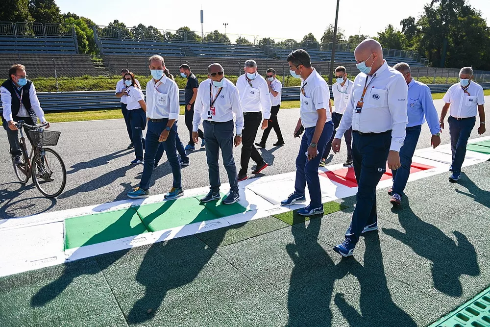 Michael Masi, director de carrera de la F1, inspecciona el circuito de Monza con representantes de la FIA y del ACI (Automobile Club d'Italia)