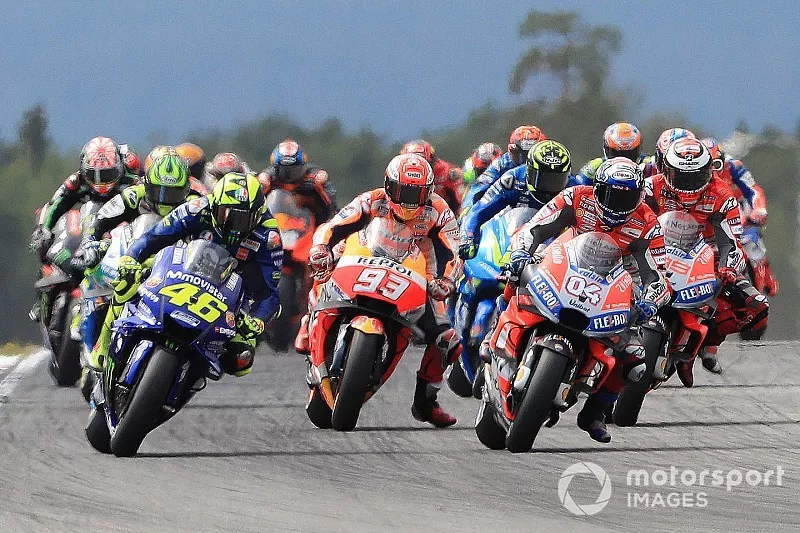 Andrea Dovizioso, Ducati Tea Valentino Rossi, Yamaha Factory Racing, at the start
