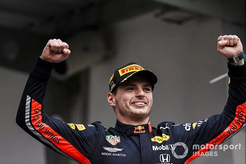 Le vainqueur Max Verstappen, Red Bull Racing, f&ecirc;te sa victoire sur le podium
