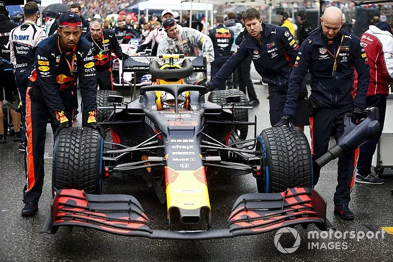 Pierre Gasly, Red Bull Racing RB15, arrives on the grid