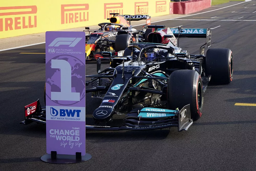 Lewis Hamilton, Mercedes W12 et Max Verstappen, Red Bull Racing RB16B, rejoignent le parc ferm&eacute; apr&egrave;s les qualifications