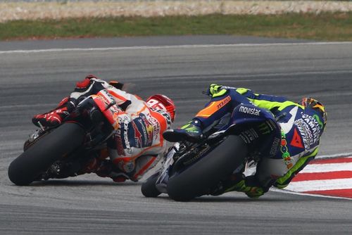 MotoGP: Por que 'chute' entre Rossi e M&aacute;rquez na Mal&aacute;sia ainda divide f&atilde;s 10 anos depois