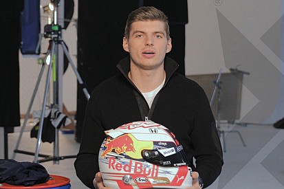 Video: Verstappen toont volledig nieuwe helm voor Formule 1-seizoen 2019