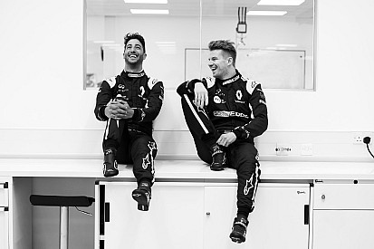 Az első hivatalos képek: Ricciardo a Renault szerelésében