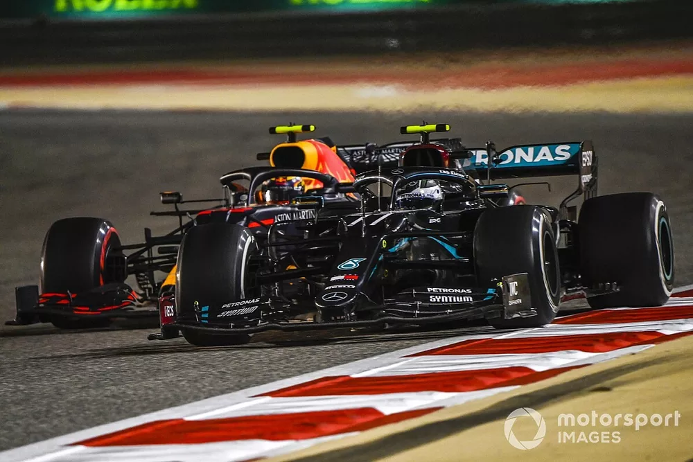 Valtteri Bottas, Mercedes F1 W11, Alex Albon, Red Bull Racing RB16