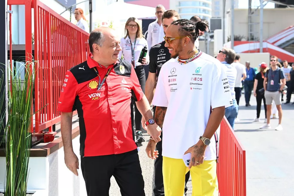 Frederic Vasseur, Team Principal e Direttore Generale, Scuderia Ferrari, con Lewis Hamilton, Mercedes-AMG 