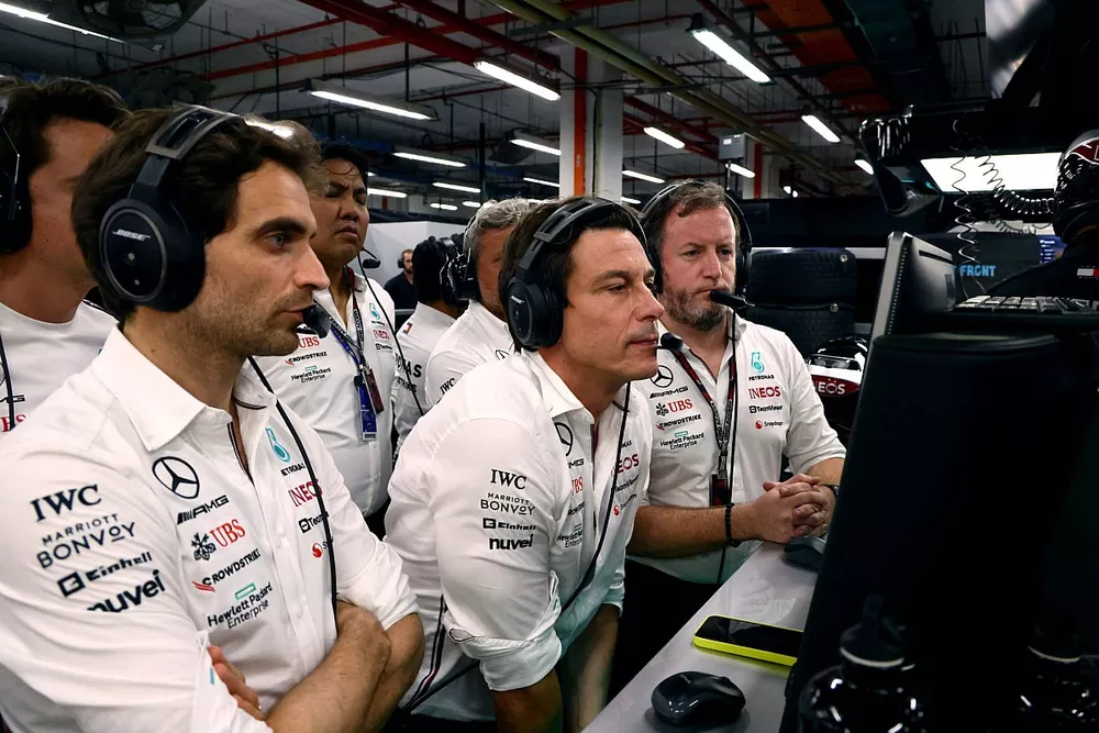 Jerome d'Ambrosio, Driver Development Director, Mercedes-AMG, Toto Wolff, Team Principal and CEO, Mercedes-AMG, watch the monitors