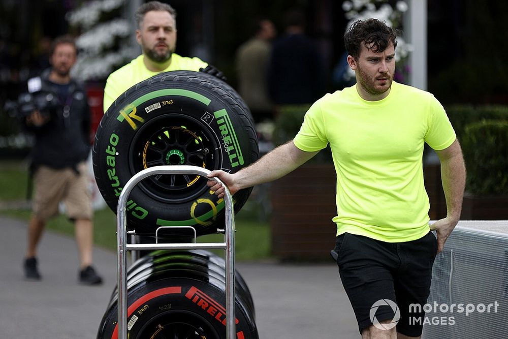 El personal de Pirelli mueve los neumáticos en el paddock