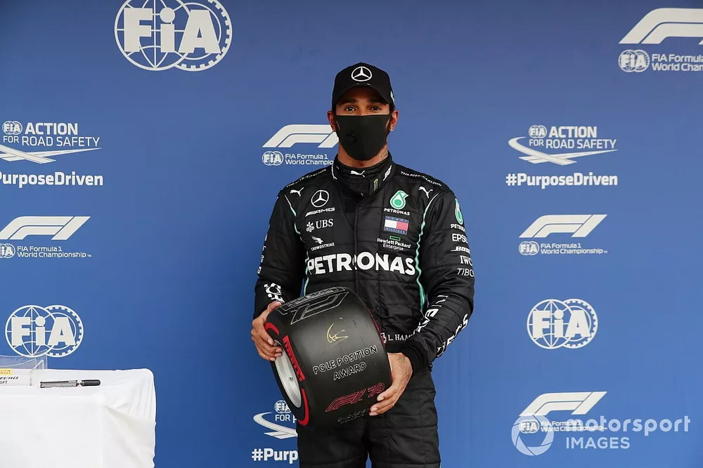 Lewis Hamilton, Mercedes-AMG Petronas F1, celebra la pole position con el Trofeo Pirelli