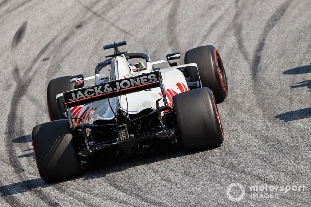 Antonio Giovinazzi, Alfa Romeo Racing C39, leads Romain Grosjean, Haas VF-20
