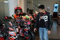 Jorge Mart&iacute;n vuelve a dejarse ver y visita la f&aacute;brica de Aprilia