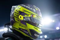 V&iacute;deo: Hamilton pilot&oacute; con un "desafortunado" bolardo debajo del coche