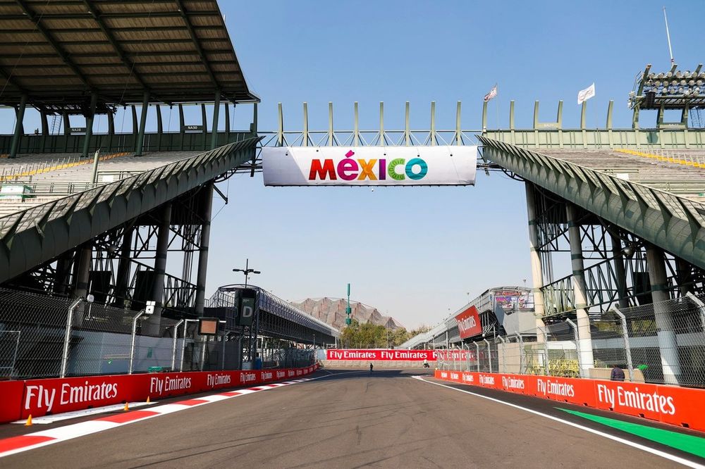 Logo de M&eacute;xico en un puente sobre la secci&oacute;n del Foro sol