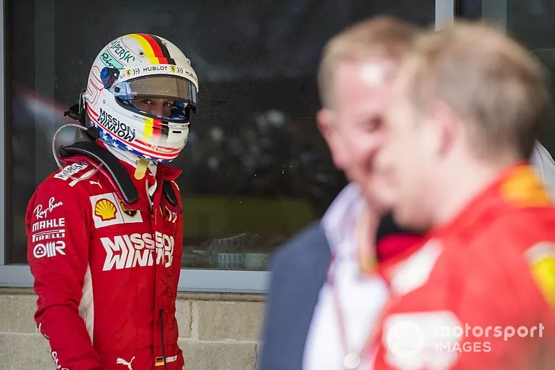 Sebastian Vettel, Ferrari, mira a Kimi Raikkonen, Ferrari, entrevistado por Martin Brundle, Sky Sports F1.