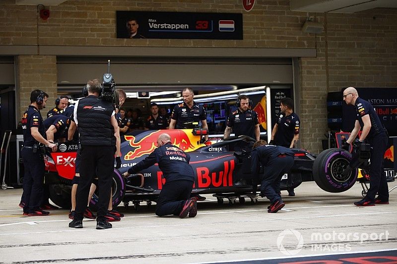 Los mec&aacute;nicos inspeccionan el auto de Max Verstappen, Red Bull Racing RB14, en la calle de boxes durante la Clasificaci&oacute;n