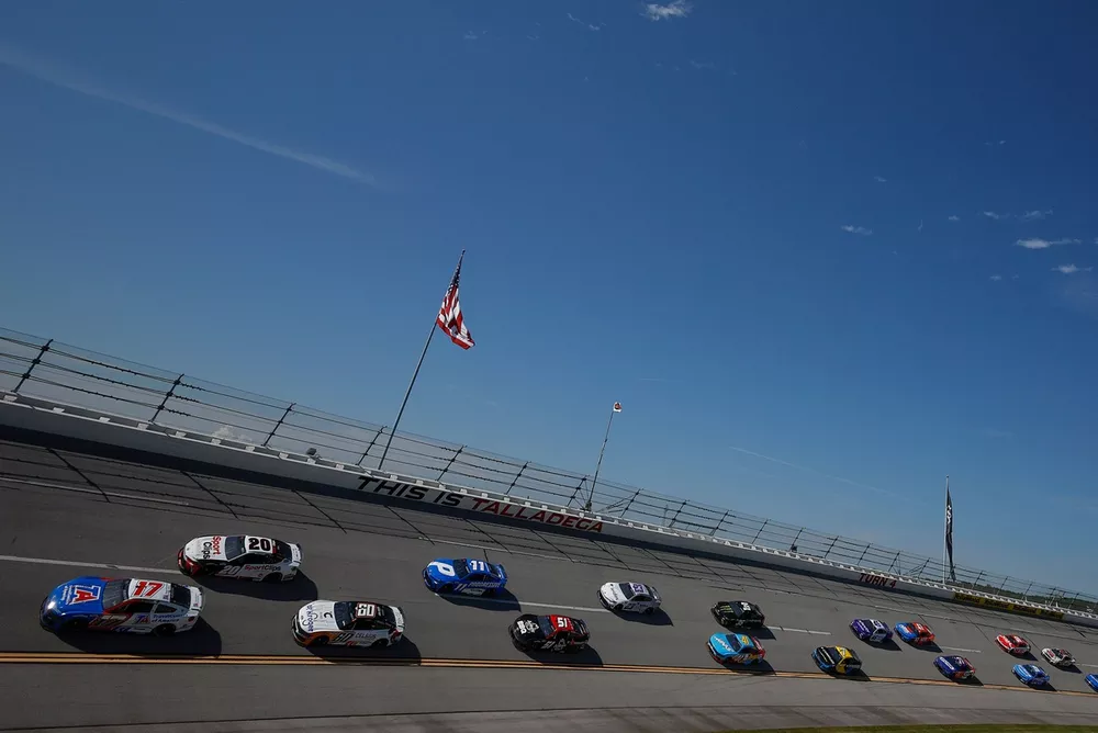 Christopher Bell, Joe Gibbs Racing Toyota; Chris Buescher, RFK Racing Ford