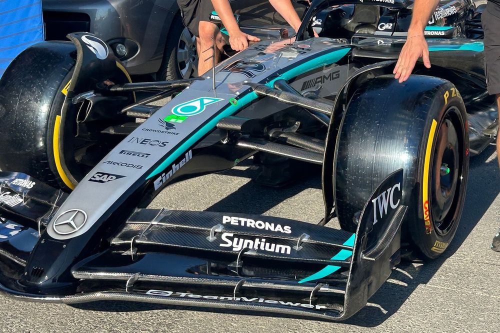 Detalle del alerón delantero de Mercedes