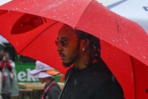 F1 - Hamilton sobre o sentimento especial de pilotar uma Ferrari: "Há uma aura no carro"