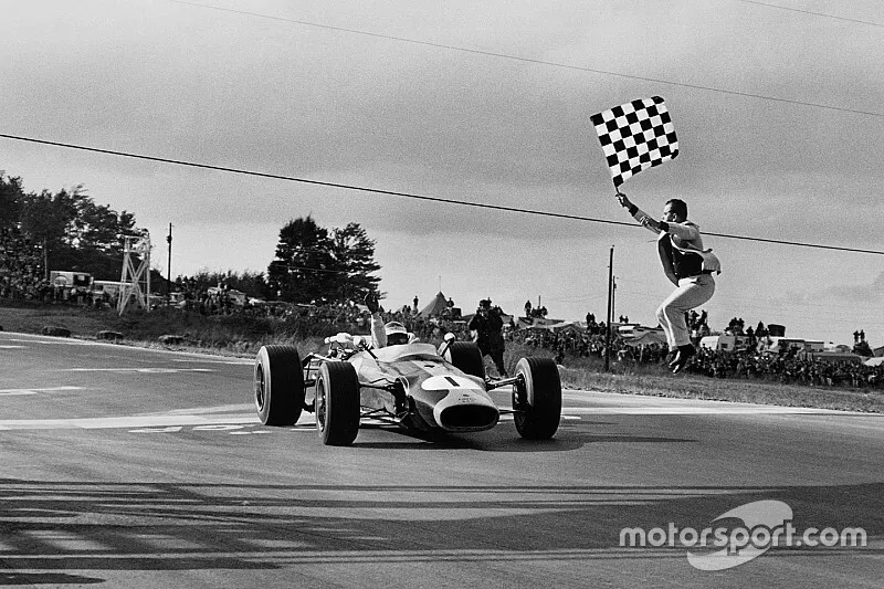 Jim Clark, Lotus 43 BRM franchit le drapeau &agrave; damier