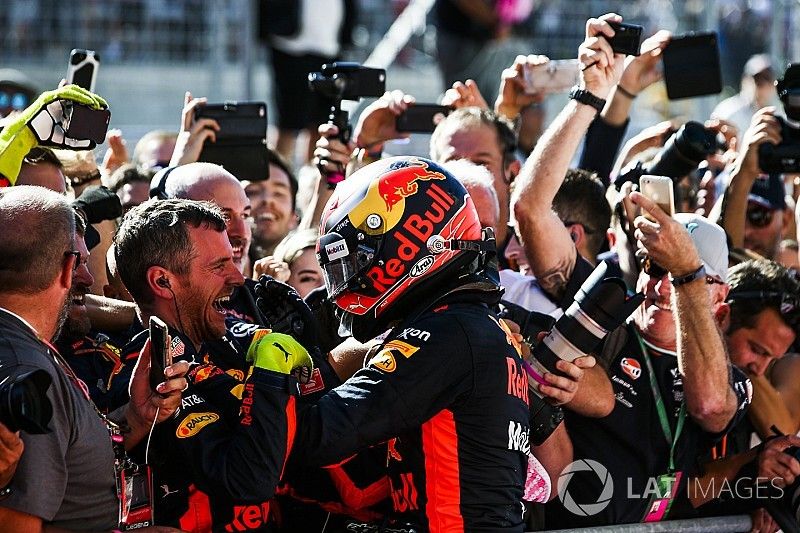 Max Verstappen, Red Bull, celebra con su equipo en Parc Ferme