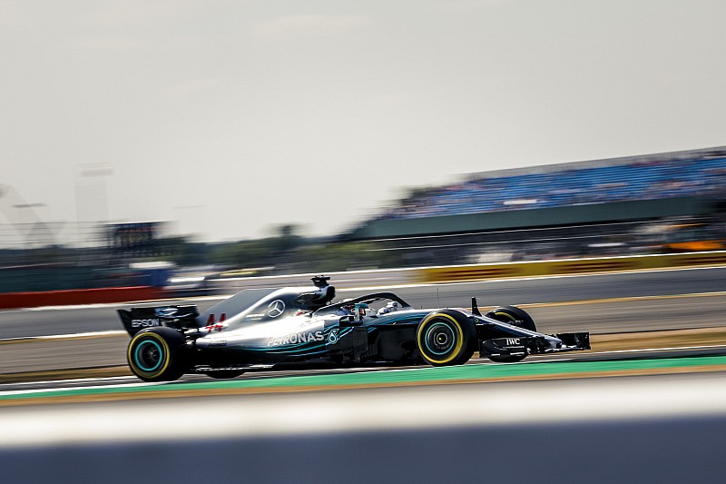 Hamilton lidera TL3 em Silverstone marcado por acidente