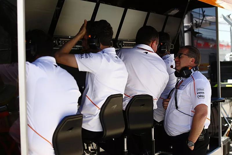 Eric Boullier, Racing Director, McLaren, in gesprek met Zak Brown, Executive Director, McLaren Technology Group, op de McLaren-pitmuur