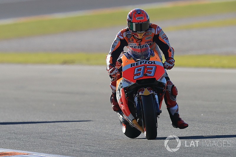 Marquez cade, ma è in pole a Valencia. Dovizioso solo in terza fila