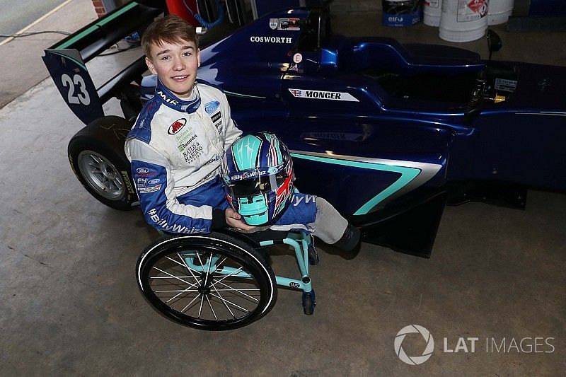 Billy Monger en el coche de carreras, regreso a probar el Carlin MSV Fórmula 3