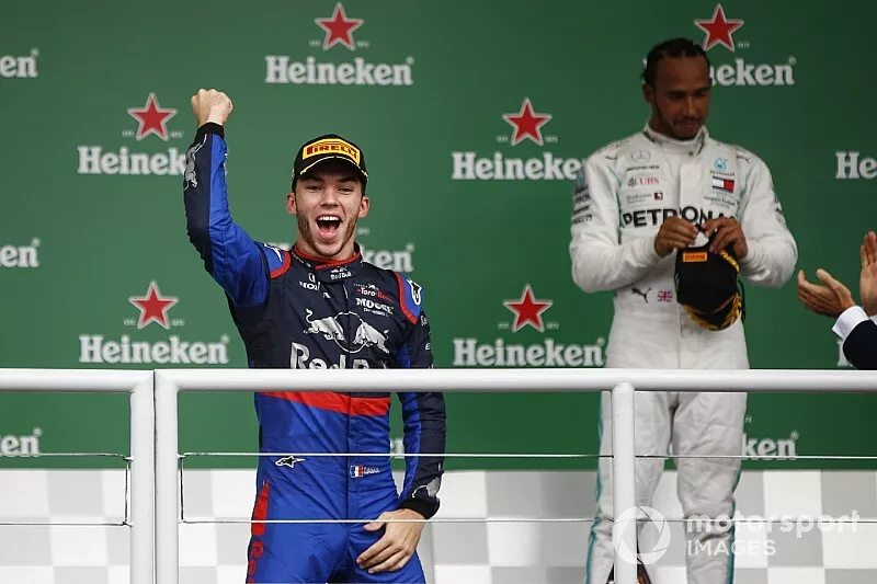 Podio: segundo lugar Pierre Gasly, Toro Rosso y el tercer lugar Lewis Hamilton, Mercedes AMG F1 
