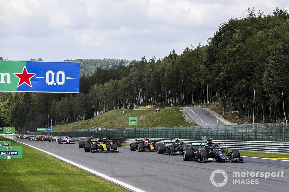 Lewis Hamilton, Mercedes F1 W11, Valtteri Bottas, Mercedes F1 W11, Max Verstappen, Red Bull Racing RB16, Daniel Ricciardo, Renault F1 Team R.S.20, and the rest of the field at the start