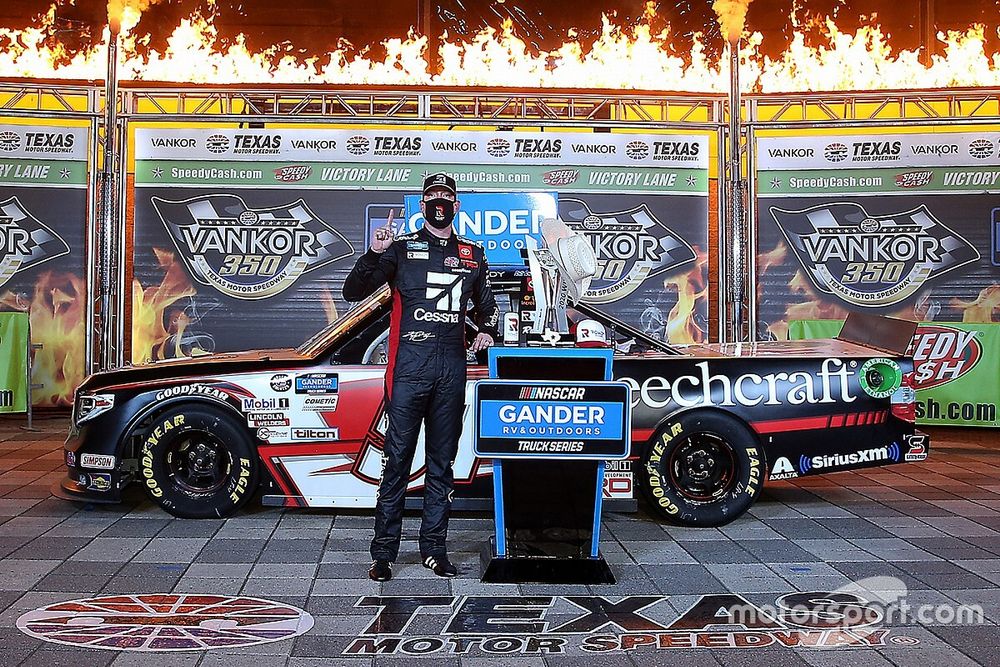 Race Winner Kyle Busch, Kyle Busch Motorsports, Toyota Tundra