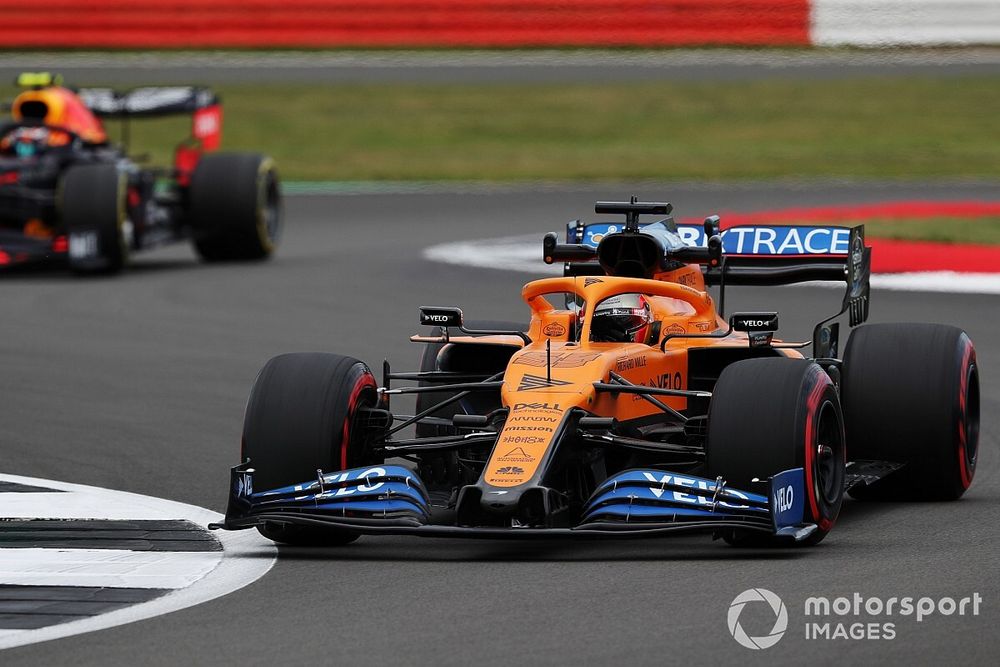 Carlos Sainz Jr., McLaren MCL35, Alex Albon, Red Bull Racing RB16