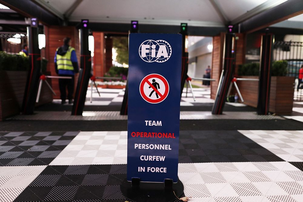 El letrero estándar de toque de queda nocturno fuera de las puertas de entrada de paddock