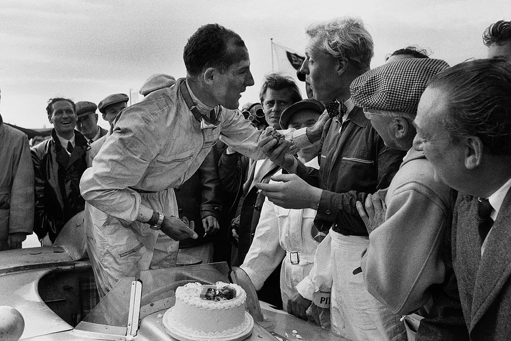 Stirling Moss, Mercedes-Benz 300SLR con Mike Hawthorn come el pastel de cumplea&ntilde;os de Moss despu&eacute;s de la carrera