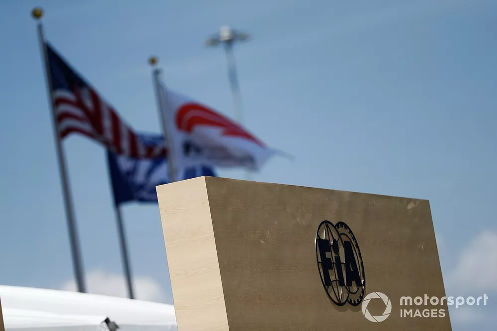 El logotipo de la FIA delante de una bandera estadounidense