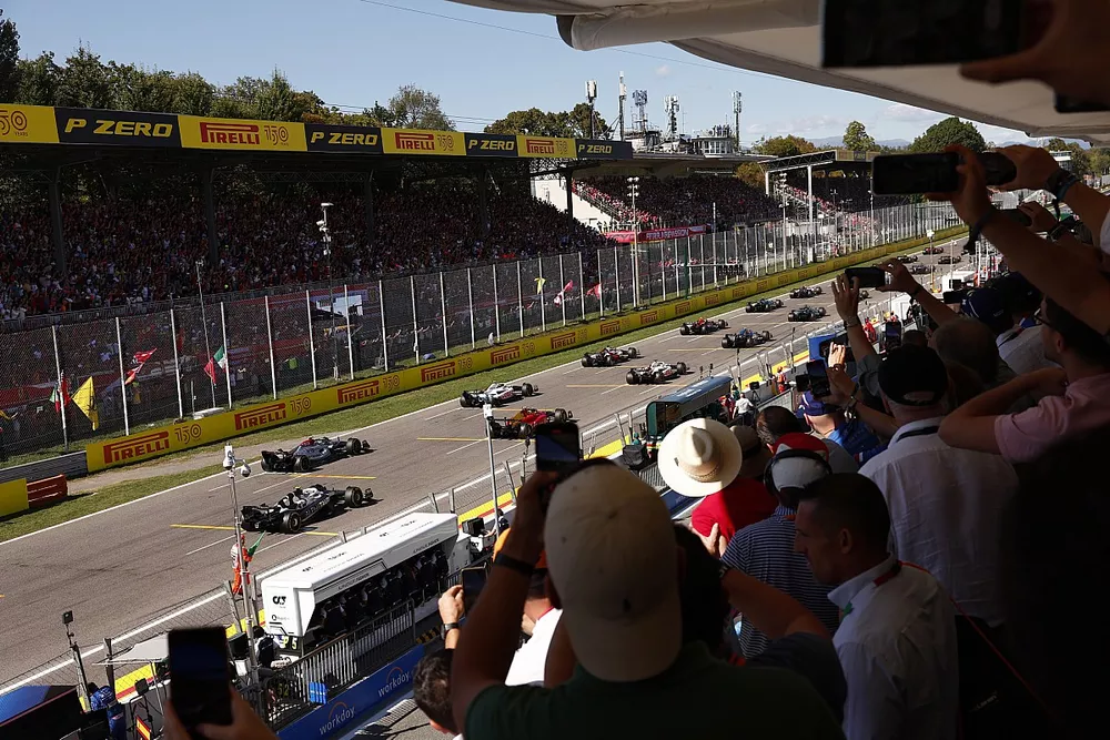 Des fans regardent le d&eacute;part