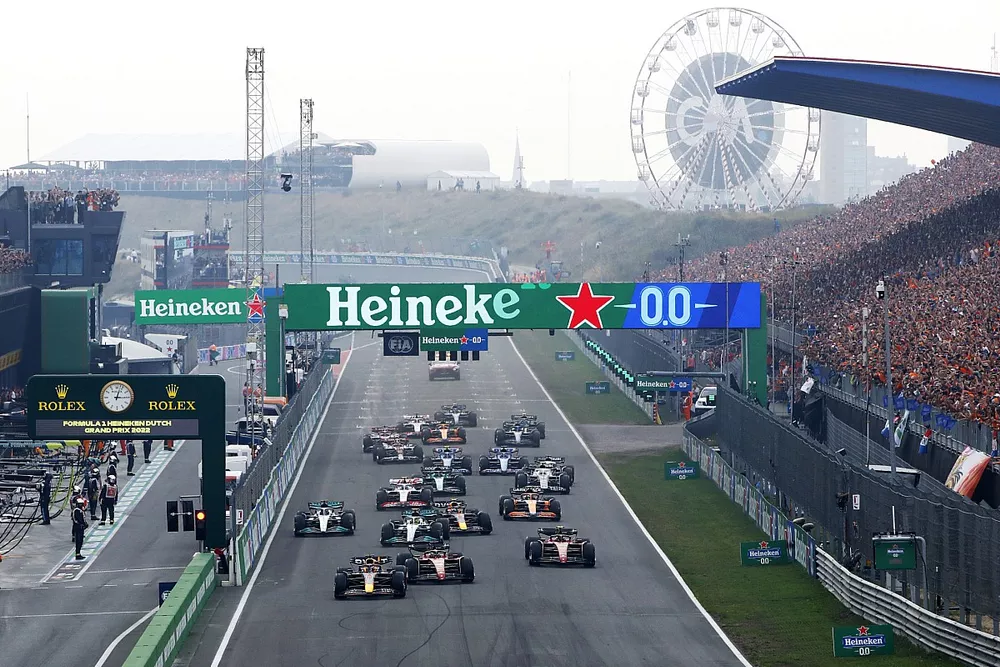 Max Verstappen, Red Bull Racing RB18, Charles Leclerc, Ferrari F1-75, Carlos Sainz, Ferrari F1-75, Lewis Hamilton, Mercedes W13, Sergio Perez, Red Bull Racing RB18, George Russell, Mercedes W13, the rest of the field at the start