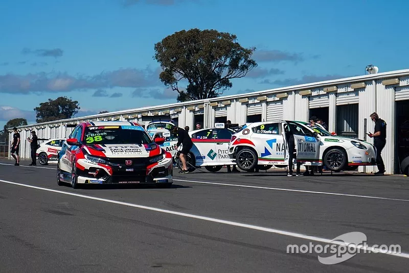 Pitlane action