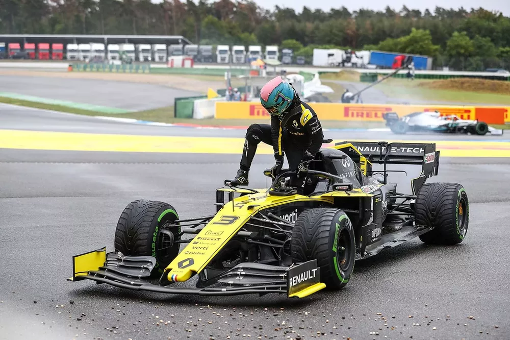 Daniel Ricciardo, Renault F1 Team, sort de sa voiture apr&egrave;s son abandon