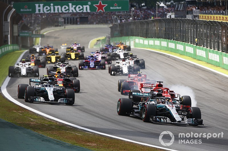 Verstappen grijpt naast zege in Brazilië na incident met Ocon, Hamilton profiteert