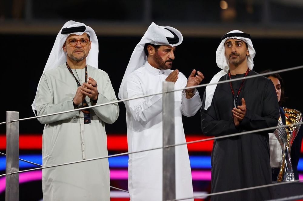 Mohammed Ben Sulayem, Presidente da FIA, no pódio com os dignitários