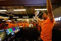 Alonso, a Stella: "Lo que Abu Dhabi nos quit&oacute; en 2010, espero que lo devuelva"